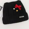 Gorro de punto estilo coreano con lana, diseñado para mantener abrigadas a las mujeres y hacer que sus rostros parezcan más pequeños, con un lazo floral y adecuado para cabezas de mayor tamaño