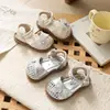 Sandálias de princesa antiderrapantes com sola macia, sandálias de bico fechado, novas sandálias de verão tecidas para crianças, para meninas, com strass, nas cores prata e bege, outras cores disponíveis