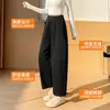 Calça cinza, cropped, de corte largo e solta - o novo estilo de 2026, um conjunto moderno de inspiração coreana, com caimento relaxado, perfeito para o outono