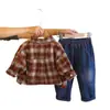 Ropa de Primavera y Otoño para Niños 2026 Nueva Moda Camisa a Cuadros con Logo de Letras para Bebés Conjunto de Tres Piezas para Bebés y Niños