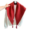 Nueva colección de otoño e invierno: Bufanda triangular de alta gama para mujer, con un diseño relajado y elegante, de corte irregular y que proporciona calidez como capa exterior.
