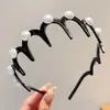 Diadema de Nuevo Estilo 2026 con Diseño de Corona Alta, Elegante Pasador de Perlas Artificiales, Diadema de Lujo Ligero Inspirada en Chanel para Uso Diario con Dientes