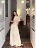 Conjunto de duas peças em mistura de liocel e linho estilo coreano com gola grande, vestido longo elegante e que valoriza a silhueta