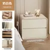 Mesita de noche estilo crema, madera maciza, para uso doméstico en el dormitorio, nuevo modelo 2026, lujo ligero, sensación de alta gama, pequeño gabinete de noche, gabinete de almacenamiento