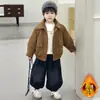 Jaqueta de Pelúcia de Coelho com Patch nas Costas Estilo Outono e Inverno Infantil 2026 Novo Estilo de Inverno Estilo de Rua Descolado Jaqueta Espessa com Forro de Lã Tendência