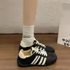 Confortáveis sapatos femininos estilo brogue para outono, com detalhes esculpidos, cabedal em couro, design respirável e visual casual. Um novo estilo versátil, fashion e retrô para 2026