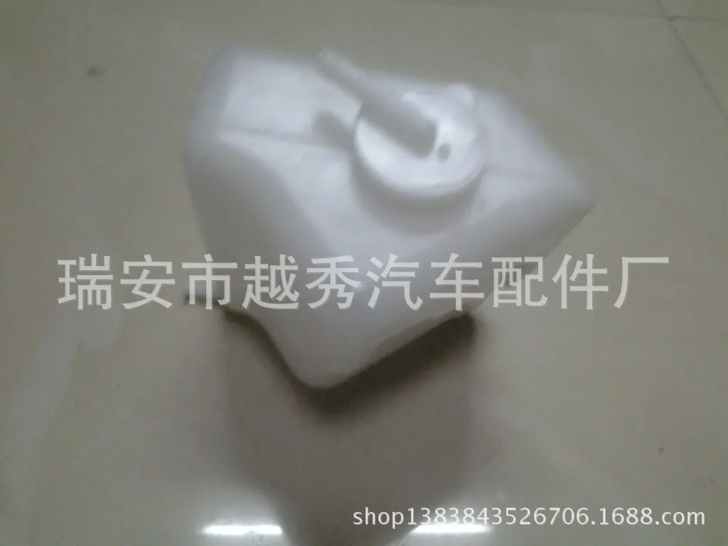 风窗洗涤器喷水壶。溢水壶