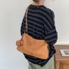 Bolso de hombro retro estilo coreano, versátil para cualquier atuendo, perfecto para otoño, con gran capacidad, elegante, casual y que irradia una sensación de alta gama.; una bolsa de almohada cruzada