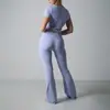 Conjunto de yoga sin costuras cuello en U ajustado transpirable manga corta deportivo Pilates pantalones acampanados para mujer