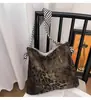 Bolsa Grande Capacidade 2025 Feminina Senmeng Tendência Fashion Retrô Bolsa de Ombro Bolsa Tote Larga para o Dia a Dia