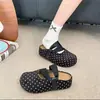 Sandalias elegantes y con estilo de diseño único, populares entre las influencers en 2026, con suela suave, color liso y un diseño que estiliza la figura para mujeres bajitas.