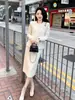 Traje Casual de Moda Estilo Chanel para Mujer, Nuevo Conjunto de Dos Piezas Otoñal Impermeable de Visón con Falda Larga de Punto por Encima de la Rodilla