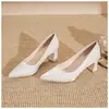 Sapatos de Salto Bloco Estilo Francês Qipao para Mulheres, Sapatos de Noiva de Cetim de Cor Clara para Primavera e Outono, Salto Quadrado Bico Fino, Sapatos de Casamento para Mulheres