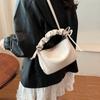 Bolsa feminina de alta qualidade 2025, nova primavera e verão, design de nicho, bolsa de axila, bolsa de nuvem plissada portátil da moda