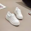 Estilo Europeo 2026 Otoño Nuevo Cuero Genuino Piel de Vaca Versátil Moda Casual Zapatillas Deportivas Suela Gruesa Zapatos Blancos para Mujer de Moda
