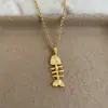 Colar com Pingente de Metal Oval Estrela Espiral Espinha de Peixe Inspirado em Design para Mulheres, Personalidade de Nicho, Gargantilha Fashion de Luxo Leve, Corrente para Clavícula