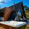 Nuevo Diseño de Villa con Solario de Estructura de Acero Hotel Cabaña de Madera para Vacaciones Techo Triangular Sala de Ocio al Aire Libre