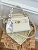 Bolso de Mano Cuadrado Pequeño de Moda para Mujer Modelo Nuevo 2026 Bolso Cruzado Versátil para el Trabajo y Salir con un Toque de Alta Gama