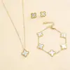 Conjunto de Três Peças para Mulheres: Colar, Pulseira e Brincos de Aço Titânio com Trevo de Quatro Folhas e Madrepérola, Fashion, Simples, Luxo Leve, Conjunto de Joias Planas
