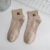 Meias Transfronteiriças para Mulheres com Letras Coloridas de Doces H Meias Esportivas Meias Simples Meias de Cano Baixo Versáteis para Mulheres Meias de Algodão Meias de Corrida de Algodão