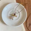 Colar de pérolas com cordão de couro retrô, design de nicho, corrente para clavícula, casual e estiloso, acessório versátil para o dia a dia, atacado