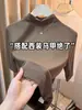 Camiseta básica de estilo regular para mujer, con hombro normal, cuello semi-alto y manga de tres cuartos, simple y versátil, corte ajustado, color amarillo, manga media, top de capa interior