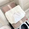 Porta pañuelos para coche estilo acolchado beige. Se adapta al reposabrazos, parasol y respaldo del asiento. Cubierta simple y moderna para caja de pañuelos de coche.