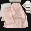 Conjunto de dos piezas de jacquard de alta gama de seda helada con mangas largas y copas en el pecho, lujoso, suave y delicado conjunto de dormir para mujer