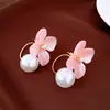Brincos de Tarraxa com Pingente Flor de Pérola Redonda Agulha de Prata Luxo Leve Brincos de Temperamento de Alta Qualidade Moda Versátil Joia de Orelha Atmosférica