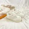 Tênis Brancos de Solado Grosso 2026 Primavera Novo Estilo Cachorrinho Fofo Fechamento com Velcro Versátil Aumento de Altura Tênis Casuais para Estudantes