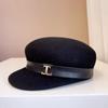 2024 nueva gorra de lana de alta gama para mujer otoño e invierno nueva gorra de repartidor con letra de cinturón marea cálida gorra ecuestre