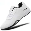 Nuevos zapatos casuales de cuero para hombre, zapatillas bajas, a la moda y versátiles, zapatos blancos resistentes al desgaste con suelas suaves