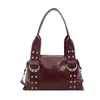 Bolso pequeño cuadrado retro popular de este año para mujer, nuevo artículo de verano 2026, bolso de hombro individual de color liso con remaches, bolso versátil para el antebrazo