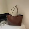 Bolso de hombro retro de color liso de moda 2026, gran capacidad, bolso tote simple y elegante para el trabajo, y un bolso versátil para llevar debajo del brazo