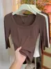 2026 Novo Estilo Camiseta Branca com Decote em U Baixo e Manga Meia para Mulheres, Elegante e Emagrecimento, Camisa Tendência de Manga Média Camada Base