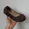Bailarinas rojas de terciopelo estilo retro francés para mujer, nueva colección primavera/verano 2026, con un lazo y un diseño de punta baja, también conocidas como bailarinas "rollo de huevo"