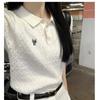 Camiseta de Tricô Torcido de Manga Curta com Gola Polo Branca para Mulheres Baixinhas no Verão, Super Bonita, Única e Linda Blusa para Rejuvenescer