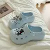 Sapatos Fofos de Ursinho com Furos Sandálias Femininas Chinelos de Uma Tira para Uso Externo Feminino Sapatos de Praia Sandálias para Casa Calçados Femininos Chinelos de Bico Fechado