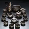 Juego de té de arcilla púrpura con diseño de bambú dorado, que incluye una tetera y tazas de servicio para uso doméstico, con un asa para prevenir quemaduras y asegurar la distribución uniforme del té