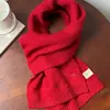 Novo Cachecol Pequeno de Lã para Mulheres, Estilo Coreano Outono/Inverno, Cachecol de Tricô Macio e Fofo de Cor Sólida, Cachecol Quente com Logo Metálico Simples