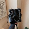 Bolso de Mano con Cadena de Moda Bolso Tote Pequeño para Mujer 2025 Nuevo Bolso Cubo Simple Versátil Bolso para Teléfono de Hombro Cruzado