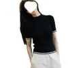Camiseta de punto fina de seda de hielo a rayas de manga corta con cuello semi-alto, estilo high-street, top base de manga corta