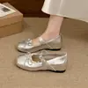 Par de sapatilhas Mary Jane francesas com salto interno para mulheres, combinando com saia 2026, apresentando bico quadrado, abertura rasa e detalhe de laço, perfeitas para o outono