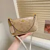 As bolsas pequenas populares deste ano para mulheres 2026 nova bolsa de ombro transversal da moda estampada com um toque de luxo bolsa versátil para debaixo do braço