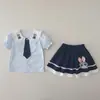 Conjunto de falda corta para niña, nueva colección de verano 2026, elegante y lindo, con cuello de conejo y manga corta, un conjunto de dos piezas de moda