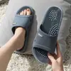 Sandalias antideslizantes de suela blanda para baño de casa de verano para hombre, estilo nuevo, pantuflas de masaje para pareja de hotel para mujer