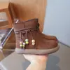 Botines Cortos con Forro de Felpa Estilo Coreano para Niñas Otoño e Invierno 2025 Nuevos Botines Retro Elegantes para Niños con Suela Suave Botines Cortos con Perlas de Celebridad de Internet