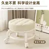 Taburete con Ruedas Giratorias para Abrir Paquetes, Taburete Bajo con Ruedas, Silla Estilo Crema, Taburete Pequeño para el Hogar para Limpiar Pisos, Acabado de Costuras y Organización de Artículos, Taburete Redondo
