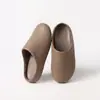 Pantuflas de algodón PU silenciosas e impermeables para hombre, adecuadas para otoño e invierno, con diseño de talón semiabierto, estilo nuevo, suela suave y características antideslizantes, también disponibles para mujer