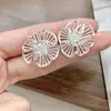 Brincos Doces de Flor Vazada para Mulheres, Modernos e Versáteis, Brincos Elegantes e Elegantes, Brincos Geométricos de Luxo Acessível Estilo Ins